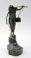 Art nouveau 
figur i 
patineret 
bronze, 
ca. 1900. 
I form af en 
kvinde med et 
åg, som henter 
vand i ...