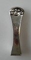 Segl i 
forsølvet 
metal, 
skønvirke, o. 
1920, Danmark, 
med 
navnetrækket.: 
NR. H.: 8,6 cm.