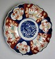 Imari fad, 
Japan, 19. 
&aring;rh. 
Polykrom 
dekoration. Med 
fliget kant. 
Dia.: 21 cm.