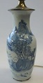 Kinesisk vase, 
19.. &aring;rh. 
omgjort til 
lampe. 
Bl&aring;malet 
porcel&aelig;n. 
Dekoreret med 
...