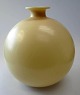 Cremefarvet 
kugleformet 
vase i glas, 
deco, o. 1930. 
Kugleslebet i 
bund. Kravet 
halsmunding. 
H.: ...