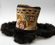 Hat fra 
Mongoliet, 
19./20. 
&aring;rh. 
Broderet og med 
skind.