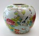Kinesisk bojan 
af 
porcel&aelig;n, 
19. &aring;rh. 
Polykrom 
dekoration af 
trane i 
tr&aelig;. Med 
...