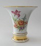 Porcelæns vase, 
Fürstenberg, 
Tyskland, 19. 
årh. Forgyldt 
med håndmalede 
blomsterdekorationer.
 ...