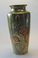 Japansk messing 
vase med 
dekorationer i 
form af 
blomster, o. 
1900. Flere af 
blomsterne er 
lavet ...