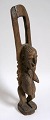 Figur i 
tr&aelig;, 
Nigeria, o. 
1900. En kvinde 
med oprakte 
arme. H.: 47,5 
cm.