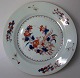 Ostindisk 
porcelæn, 
Imari, Kina o. 
1750-60. 
Dekoreret med 
blomster i rødt 
og blåt. Med 
hårrevne. ...