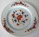 Ostindisk 
porcel&aelig;n, 
Imari, Kina o. 
1750-60. 
Dekoreret med 
blomster i 
r&oslash;dt, 
...