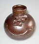 Nakajima, 
Yoshio (1940 -) 
Sweden / Japan: 
Vase. Brown 
salt glass. H 
.: 10.5 cm. 
Signed .: 
Yoshio.