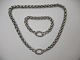 Halskæde og 
armbånd i 
rundvævet 
sterling sølv. 
Længde på 
halskæde ca. 
46,5 cm og 
diameter ca. 
...