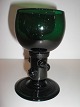 Dansk römerglas 
i mørkegrønt 
krystal med hul 
stilk og 4 
rosetter - 
Holmegaard 
1850-erne. 
Tandet ...