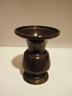 Lille kinesisk 
bronze vase til 
røgelsespinde - 
signeret. Ca. 
1860.  Højde: 
10,5 cm. . 
