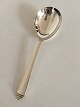 Georg Jensen 
Sterling Sølv 
Pyramide 
Serveringsske 
No 115 Lille. 
Måler 20 cm