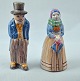 To figurer i 
glaseret 
keramik med 
motiv af Mand 
og kvinde i 
egnsdragter
Design af L. 
...