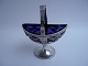 Oval skål af 
sølv m. blåt 
glas, Danmark 
ca. 1900.
18/11cm. høj 
m./uden hank, 
14cm. lang og 
8cm. ...