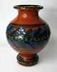 Herman A Kähler 
vase, 
1930'erne, 
Næstved, 
Danmark. Rødler 
med gullig 
glasur; 
overglasur i 
...