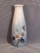 Vase med Jasmin 
Blomster.
Højde: 13,5 
cm.
Bing & 
Grøndahl B&G 
nr. 8404-126
pris kr. 125,-
