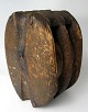 Antik trosse i 
egetr&aelig;, 
Danmark, med to 
hjul. 19. 
&aring;rh. L: 
18,5 cm. B.: 
13,5.