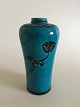 Bing & Grøndahl 
Art Nouveau 
Vase af Jo Ann 
Locher No 575. 
Måler 23,5cm og 
er i perfekt 
stand.