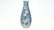 Kongelig Vase, 
Blå og Hvide 
Blomster, 
dek. nr. 
#2920/#4055, 
1.Sortering
Højde 19 cm. 
Pæn ...