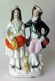 Staffordshire 
figur af to 
unge mennesker 
med kornaks, 
19. årh. 
England. 
Polykrom 
dekoration. H.: 
...