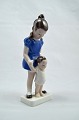 Håndmalet figur 
(nr. 99) fra 
Lyngby 
porcelæn. 
Pige blå trøje 
holder barn
Højde: 16,5 
cm. ...