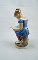 Håndmalet figur 
(nr. 95) fra 
Lyngby 
porcelæn. Pige 
læser bog. 1 
sortering
Højde: 17,5 
cm. ...