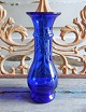 Smukt blåt 
hyacintglas, 
riglen er ikke 
pålagt men 
blæst med i 
form.
Højde 21cm.
Fremstår med 
...