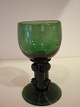 Römerglas i 
grønt krystal 
med massiv 
stilk påsat 6 
hindbær/rosetter.
 Kraftig molex. 
Flad fod ...