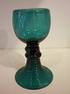Römerglas i 
lysere grønblåt 
krystal med 
kort massiv 
stilk påsat 3 
ikke præsise 
rosetter - ...