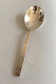 Georg Jensen 
Sterling Sølv 
'Bernadotte' 
Serveringsske 
No 115. 20.7 
cm.
