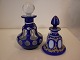 2 böhmiske 
parfumeflasker 
med blåt 
overfangsglas.
Den lille til 
højre har det 
blå overfang på 
...