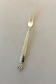Georg Jensen 
Sterling Sølv 
Dronning 
Pålægsgaffel No 
144. Måler 15,8 
cm