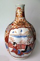 Stor japansk 
imari vase, 19. 
&aring;rh. 
Signeret. 
Gr&aelig;skarformet.
 Smuk polykrom 
dekoration ...