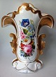 Tysk 
porcel&aelig;ns 
vase o. 1900 
med 
forgyldninger 
og bemalinger 
af blomster. 
H.: 31 cm. Med 
...
