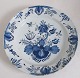 Stort fajance 
fad, Delft, 
Holland, medio 
1600-tallet. 
Dekoreret med 
"kinesiske 
blomster", ...