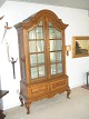 Dansk egetræs 
vitrine
ca. år 
1760-1770
med lås og 
nøgle
to delt
Højde 215cm. 
Brede 114cm. 
...