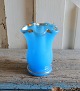 1800tals 
turkisblå 
opaline vase 
med guld kant.
Fremstår med 
slitage på guld 
kanten.
Højde 9cm. ...