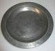 Antikt tin 
gr&oslash;d 
fad, 19. 
&aring;rh. Med 
monogram 
p&aring; fanen: 
J.S.G 1860. 
Dia.: 21 cm. 
...