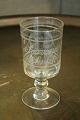 Gammelt Fransk 
souvenir glas 
med ætset 
skrift på siden
"Souvenir de 
la Feté" 
H:13,5cm. 
Dia.:6,5cm.