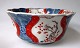 Japansk imari 
skål, 19. årh. 
Polykrom 
dekoration med 
dyr og planter. 
Bølget kant. 
H.: 7 cm. ...
