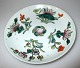 Kinesisk skål, 
19. årh. 
Famille Rose. 
Grålig 
porcelænsmasse 
med bemalinger 
i grønt og 
rødt. H.: ...
