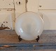 Skøn hvid 
opaline 
tallerken med 
guldkant.
Diameter 17cm.