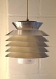 Loftspendel 
produceret af 
Lyfa.
Lampen er i 
aluminium med 
montering af 
hvidt plast. 
Lampen ...