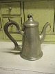 Tin kaffekande
stemplet 
kandestøber 
V.T. Petersen
Højde 19cm.