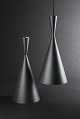 Et par Tom 
Dixon, Beat 
Light Tall 
pendler, udført 
af hammerslået 
metal belagt 
med mat 
legering. ...