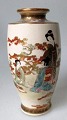 Satsuma vase, 
19. &aring;rh. 
Fajance. 
Dekoration af 
kimono 
kl&aelig;dte 
kvinder i et 
landskab. ...