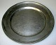 Antik tin 
tallerken, 18. 
årh. Utydelig 
stemplet. Dia.: 
22 cm.