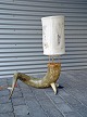Kinesisk gulvlampe fremstillet i vandbøffelhorn med fatningshus i messing. Lampen har monteret ...
