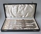 Box of 6 silver 
plated lobster 
forks, 20th 
century. 
Stamped: Prima 
Silver Plate. L 
.: 20 cm.